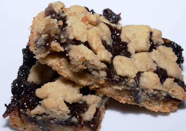 2 shortbread mincemeat bars stacked on a plate